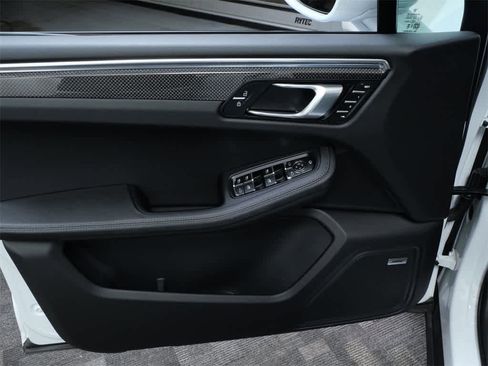 Used 2025 Porsche Macan image 17