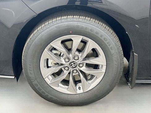 New 2026 Toyota Sienna XLE FWD image 30