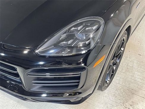 Used 2023 Porsche Cayenne Turbo S image 4