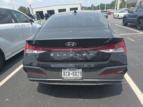 Used 2025 Hyundai Elantra SE FWD image 3