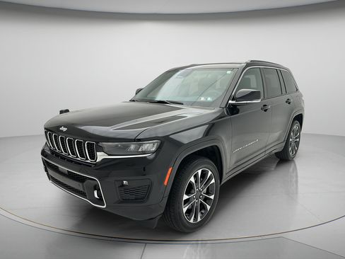 Used 2025 Jeep Grand Cherokee Overland w/ Luxury Tech Group IV AWD/4WD image 3