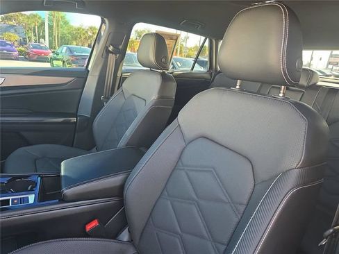 Used 2024 Volkswagen Atlas Cross Sport SE FWD image 15