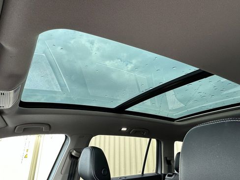 Used 2024 Volkswagen Atlas SE w/ Panoramic Sunroof Package image 4