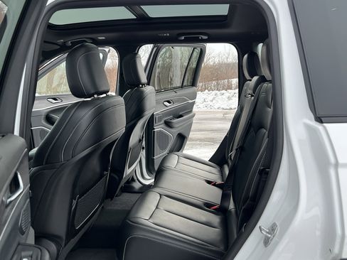 Used 2024 Jeep Grand Cherokee Limited w/ Luxury Tech Group II image 38