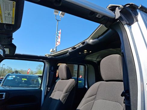 Used 2023 Jeep Gladiator Sport AWD/4WD image 15