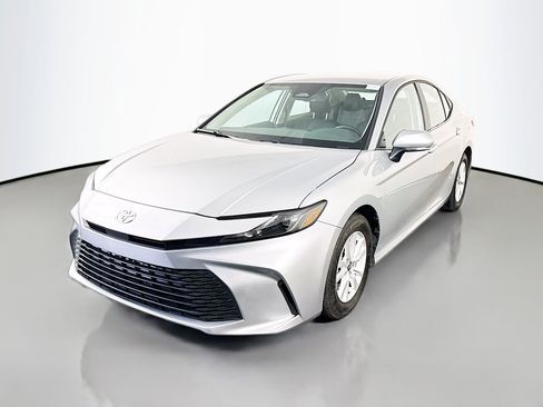 Used 2025 Toyota Camry LE w/ Convenience Package image 4