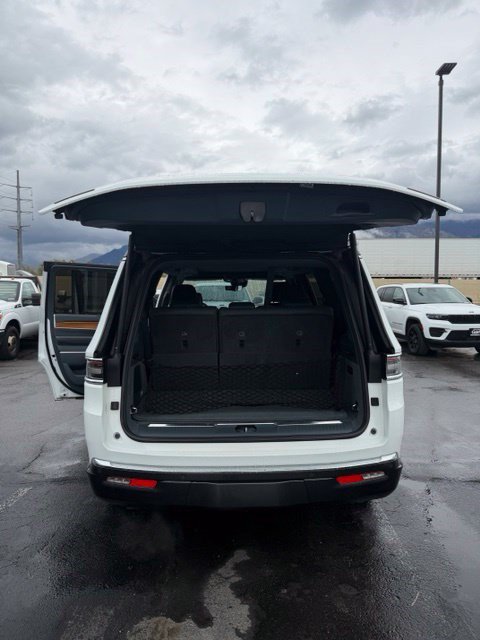 Used 2022 Jeep Grand Wagoneer Series III AWD/4WD image 16