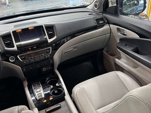 Used 2018 Honda Pilot Touring image 34