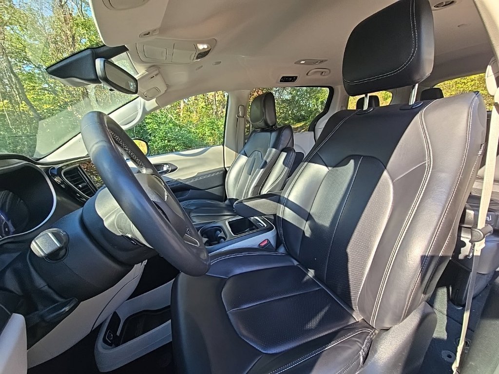 Used 2023 Chrysler Pacifica Touring-L FWD image 19