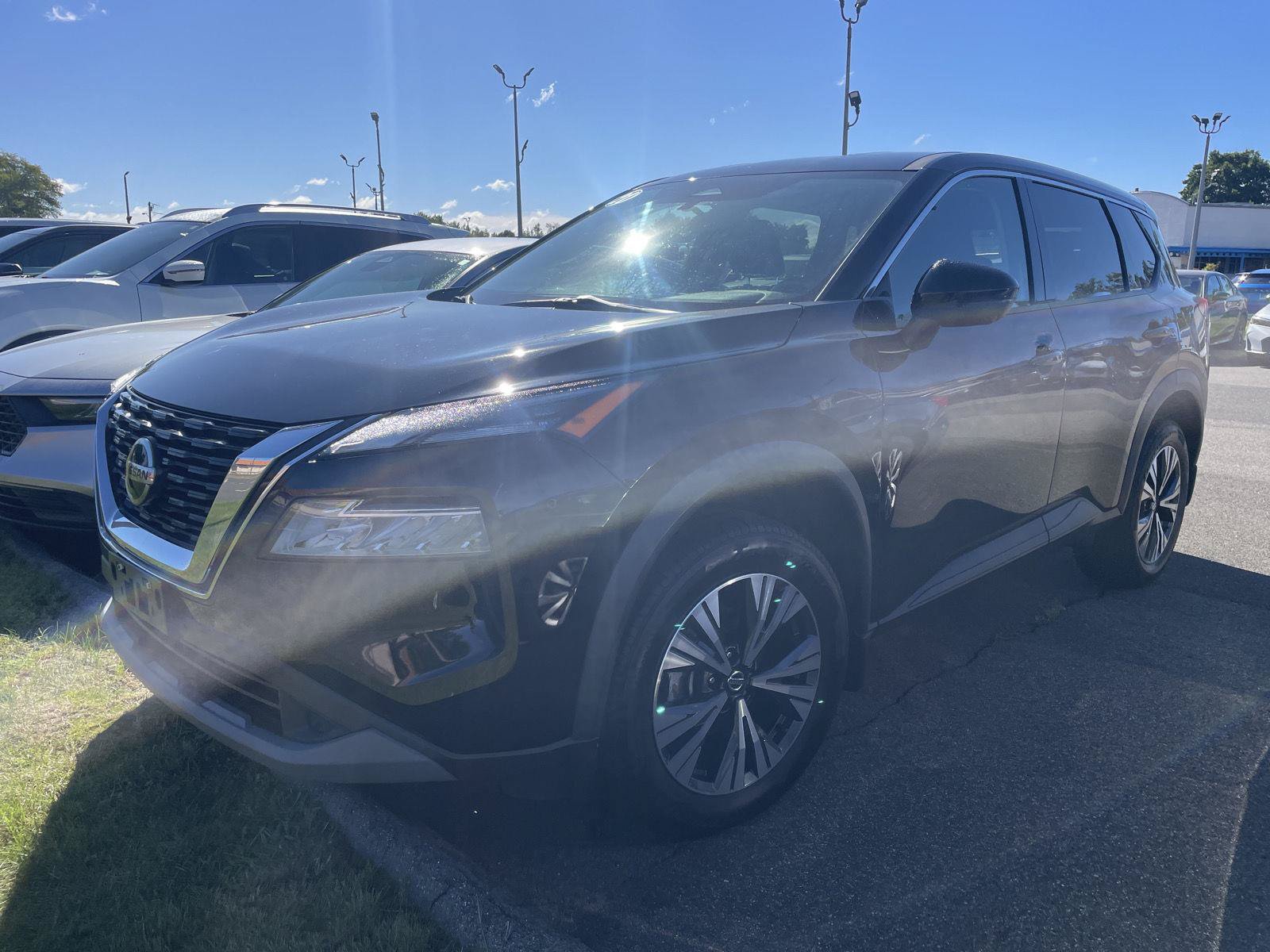 Used 2021 Nissan Rogue SV AWD/4WD image 3