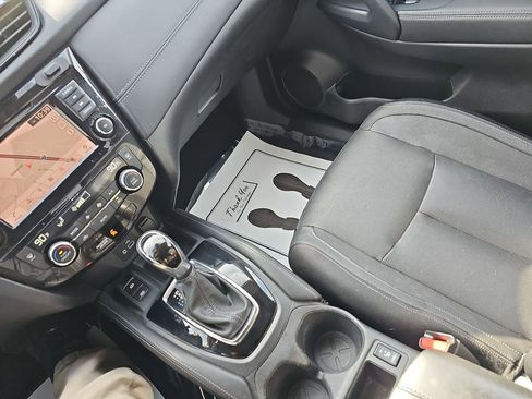 Used 2018 Nissan Rogue SL w/ Premium Package image 28