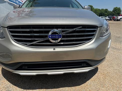 Used 2016 Volvo XC60 T5 Premier w/ Proximity Package FWD image 11