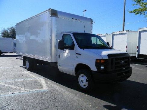 Used 2014 Ford E-350 and Econoline 350 Super Duty RWD image 2