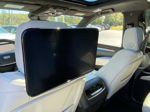 Used 2025 Cadillac Escalade ESV Premium Luxury Platinum image 19