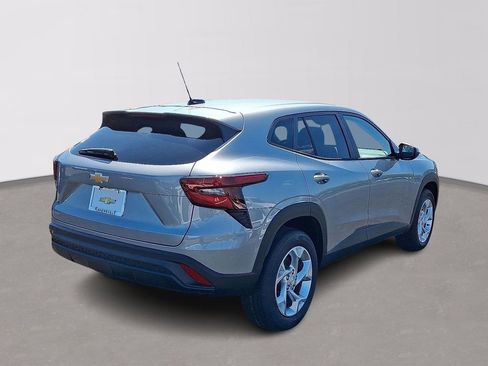 New 2026 Chevrolet Trax LS w/ LS Convenience Package FWD image 4