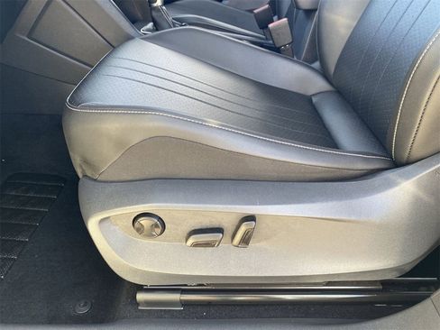 Used 2022 Volkswagen Tiguan SE image 17