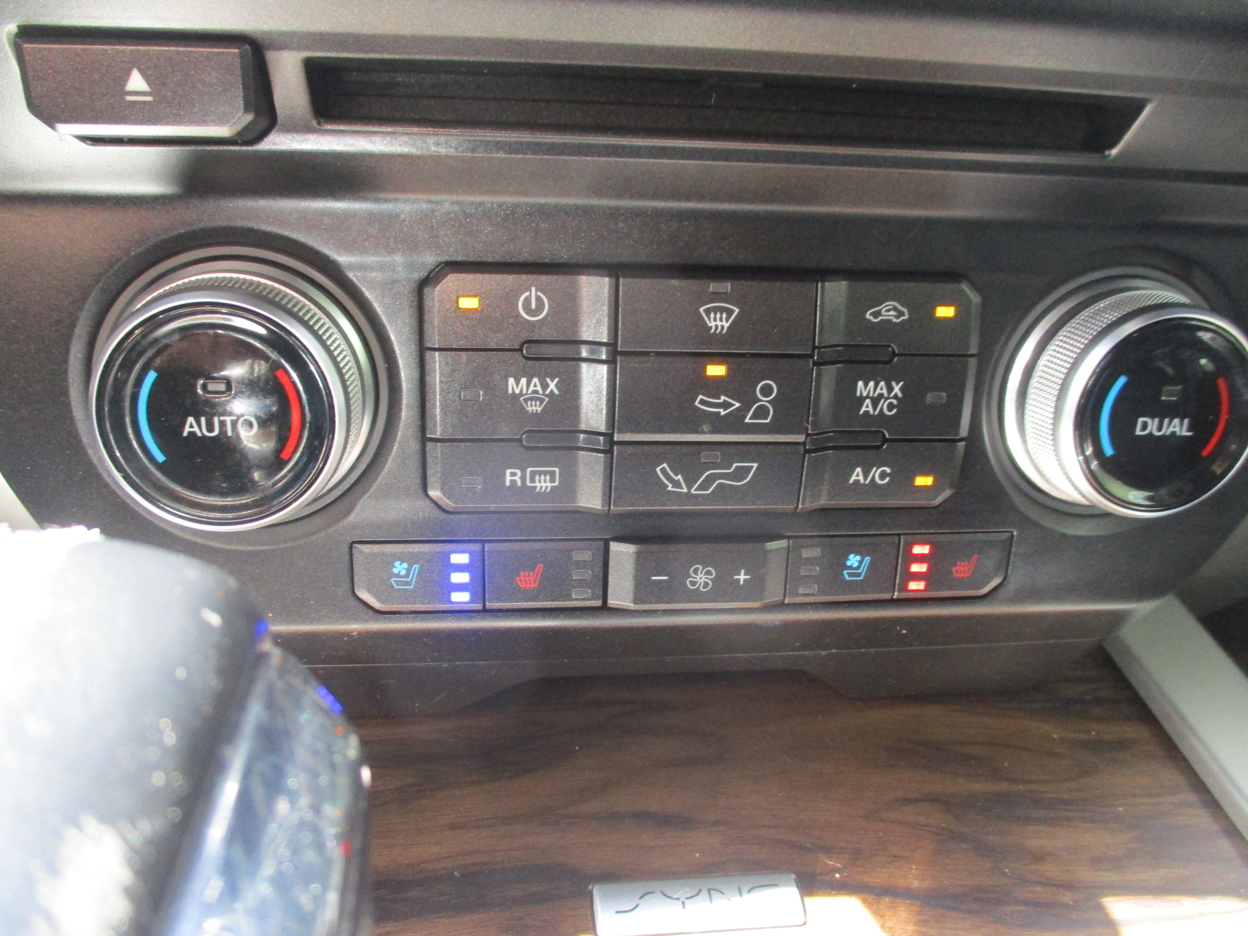 Used 2018 Ford F150 Lariat w/ Equipment Group 502A Luxury AWD/4WD image 15
