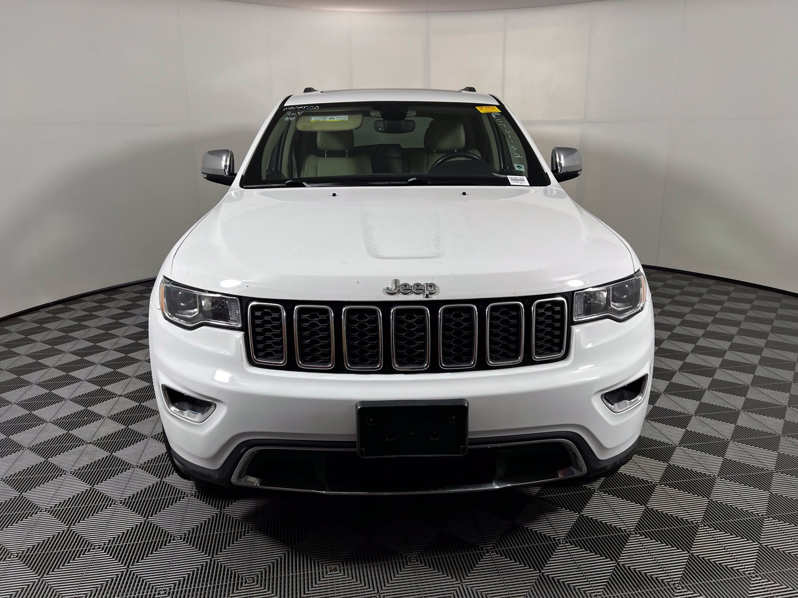 Used 2019 Jeep Grand Cherokee Limited AWD/4WD image 2
