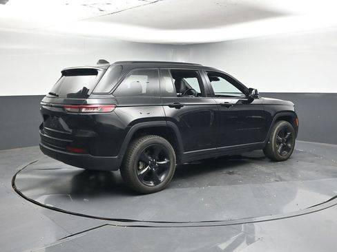 Used 2023 Jeep Grand Cherokee Altitude image 5