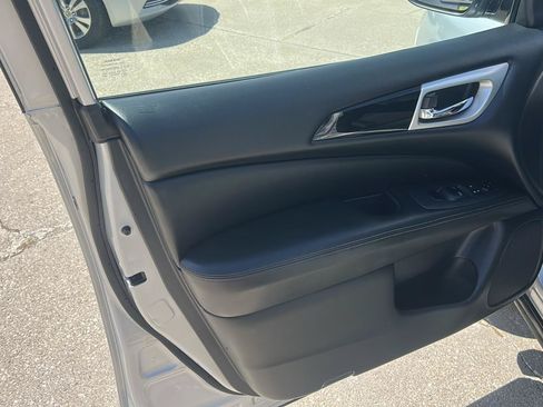 Used 2018 Nissan Pathfinder SV AWD/4WD image 9