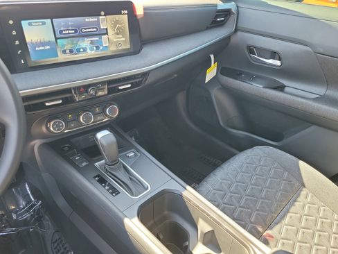 Certified 2025 Nissan Kicks SV FWD image 32