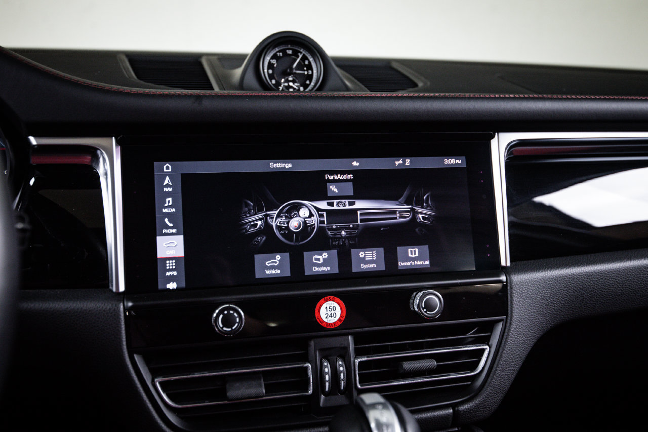 Certified 2024 Porsche Macan AWD/4WD image 18
