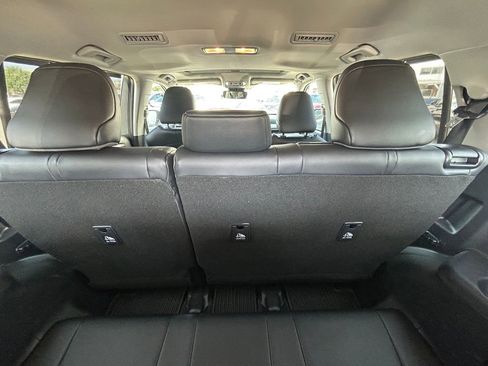 Used 2025 Toyota Highlander XLE FWD image 16