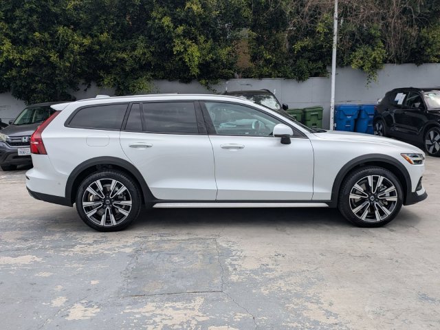 Certified 2025 Volvo V60 B5 Cross Country Ultra AWD/4WD image 2