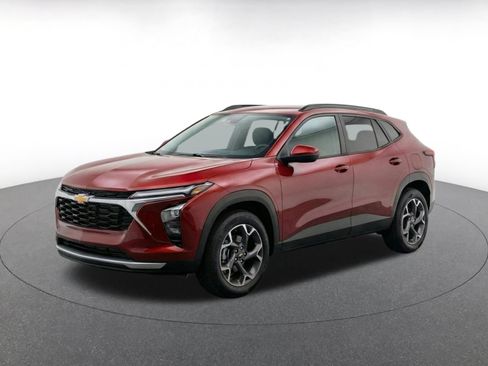 Used 2025 Chevrolet Trax LT FWD image 3