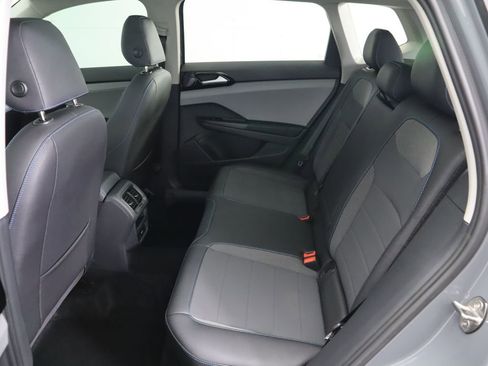 Certified 2024 Volkswagen Taos SE image 21