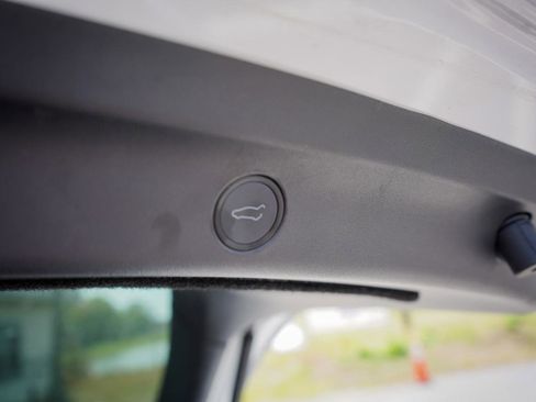 Used 2020 Tesla Model Y Long Range image 19