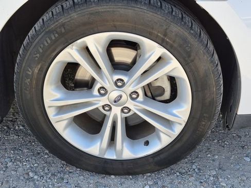 Used 2018 Ford Taurus SE FWD image 6