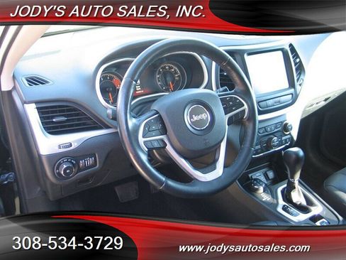 Used 2018 Jeep Cherokee Trailhawk image 2