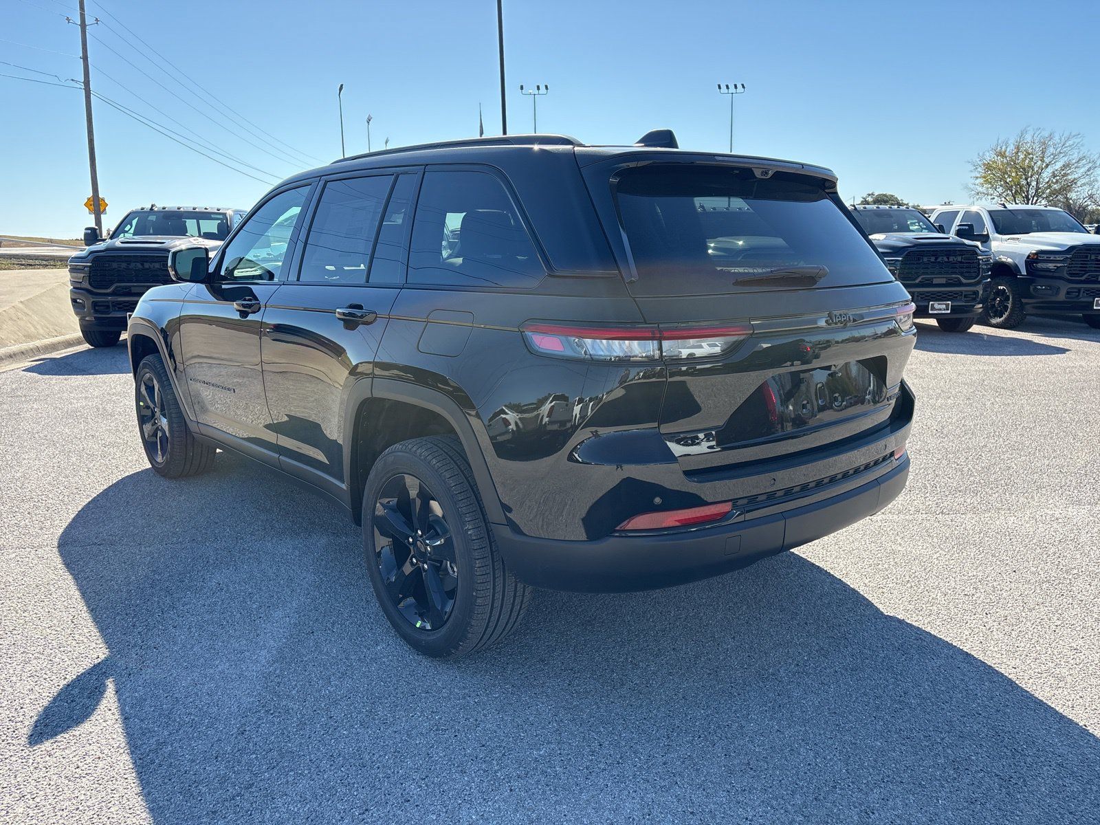 New 2025 Jeep Grand Cherokee Limited w/ Luxury Tech Group II AWD/4WD image 4