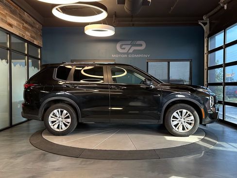 Used 2025 Mitsubishi Outlander ES AWD/4WD image 2