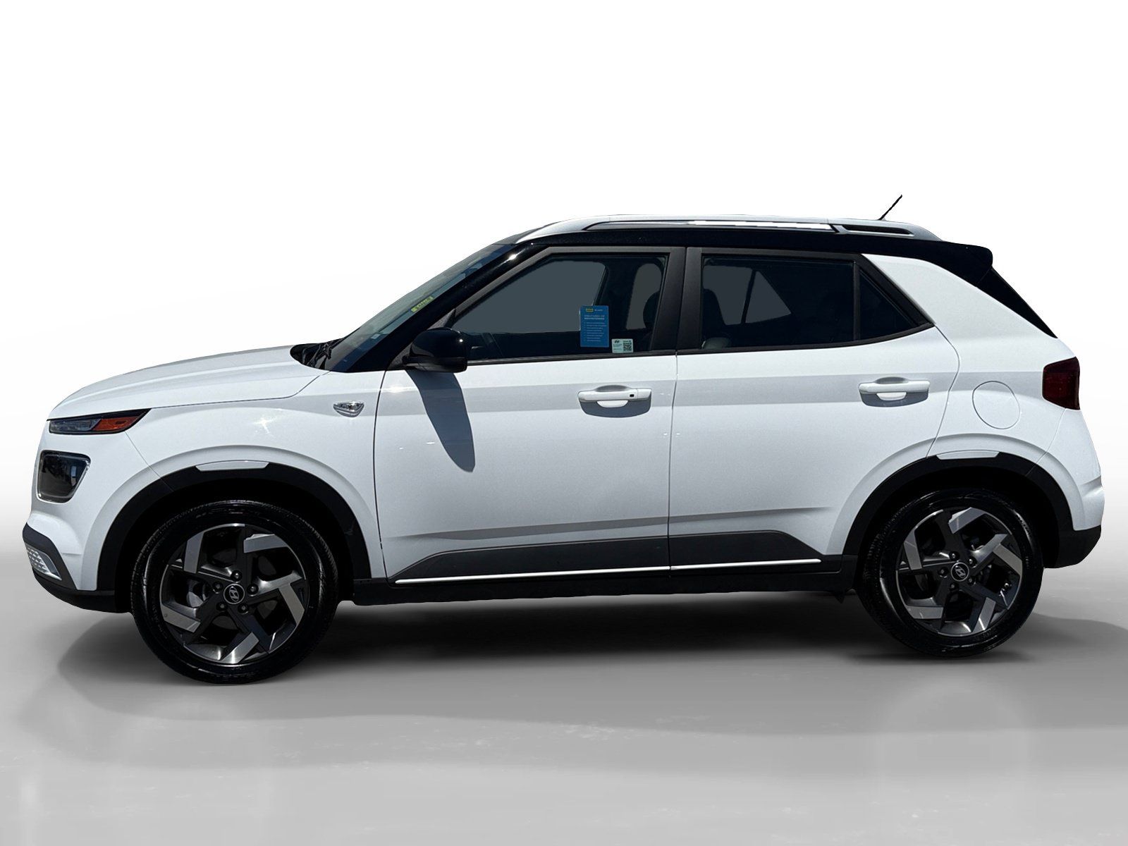 Used 2025 Hyundai Venue Limited FWD image 2