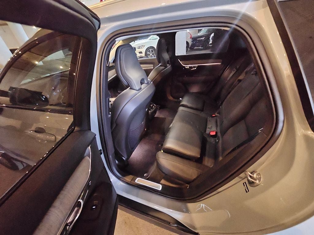 Certified 2025 Volvo V90 B6 Cross Country Plus AWD/4WD image 14