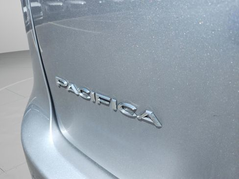 Used 2019 Chrysler Pacifica Touring-L image 30