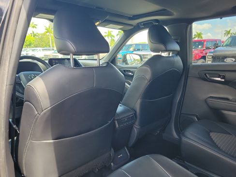 Used 2021 Toyota Highlander XSE FWD image 16
