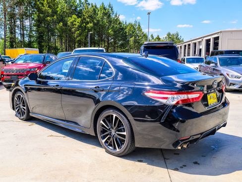 Used 2020 Toyota Camry XSE FWD image 4