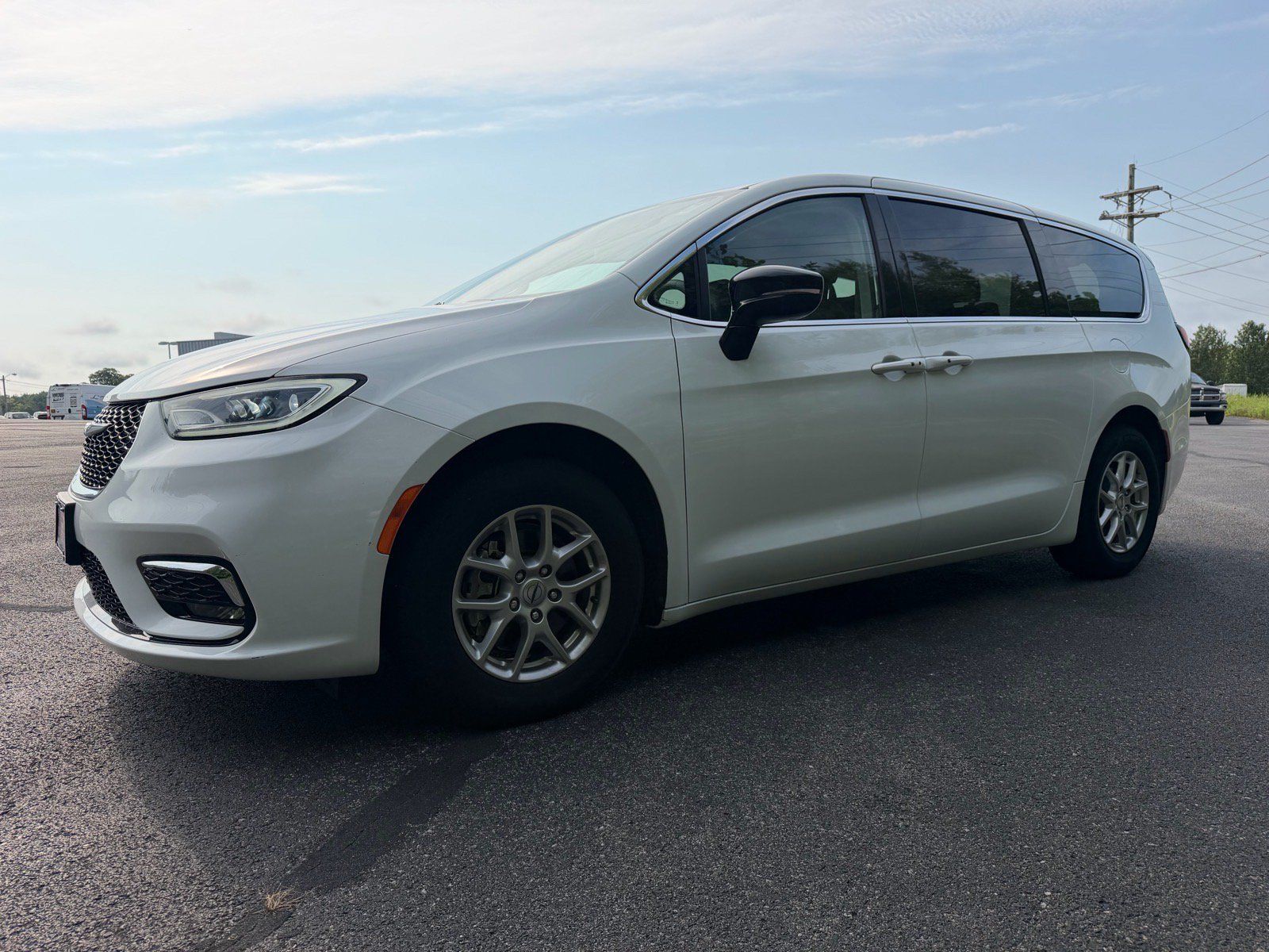 Used 2024 Chrysler Pacifica Touring-L FWD image 8