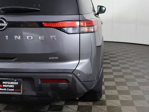 Used 2024 Nissan Pathfinder S image 15