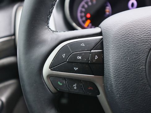 Used 2019 Jeep Grand Cherokee Altitude image 25