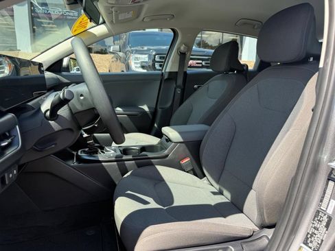 Used 2025 Kia K4 FWD image 8