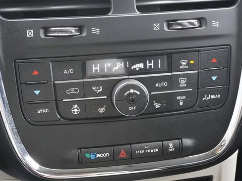 Used 2015 Chrysler Town & Country Touring-L w/ Driver Convenience Group image 27