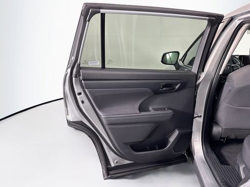 Used 2024 Toyota Highlander LE image 27