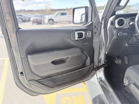 Used 2020 Jeep Gladiator Overland image 12