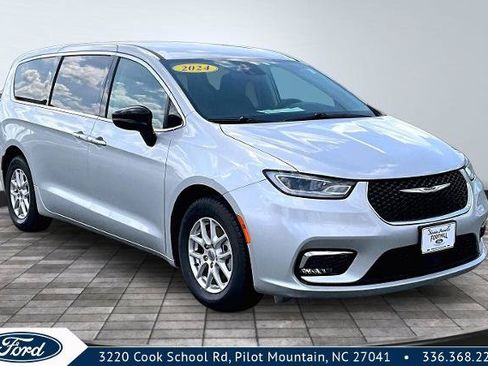 Used 2024 Chrysler Pacifica Touring-L FWD image 1