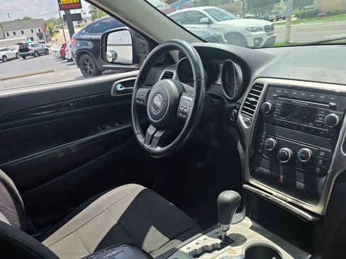 Used 2012 Jeep Grand Cherokee Laredo w/ Laredo E Group AWD/4WD image 11