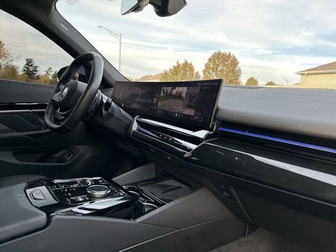 Certified 2024 BMW 530i xDrive w/ Premium Package image 28